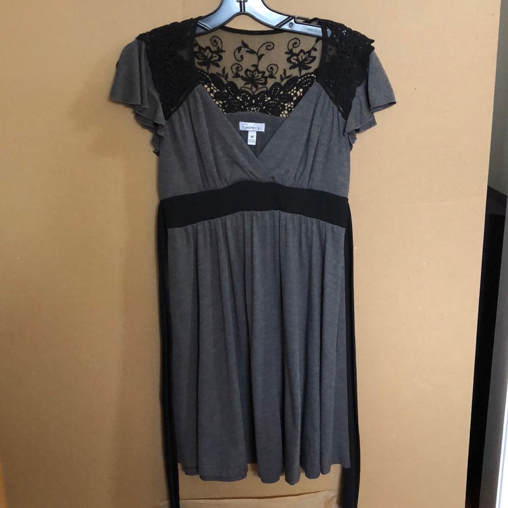 Speechless dress M. Black lace and tie w gray body